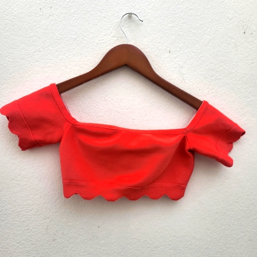 Pretty Little Thing crop top